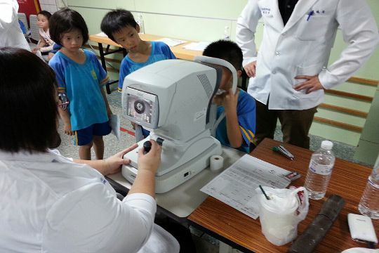 視光系同學為國小學童檢測視力
An Optometry student checks a school child’s vision.

