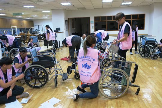 醫工系同學到羅東醫院從事輪椅維修服務
                           Biomedical Engineering students fix wheelchairs at Lotung Hospital.