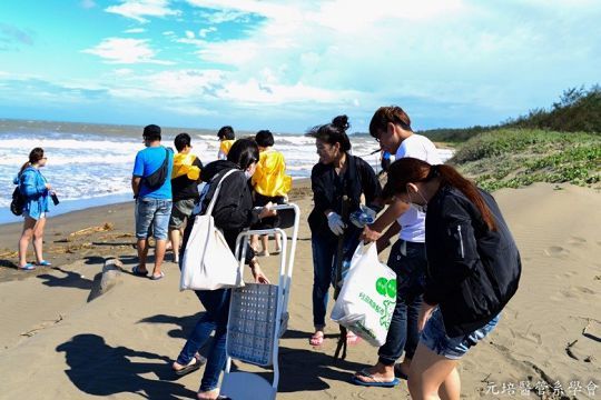 醫管系同學淨灘活動
Healthcare Management students clean up a beach.
