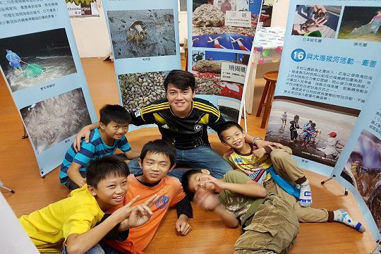 企管系同學帶國小學童玩遊戲認識生態環境
A Business Management student uses fun activities to teach children abet ecosystems.
