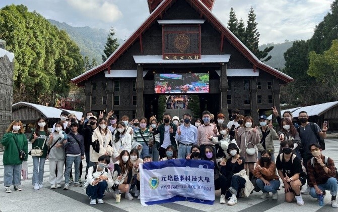The head of the medical engineering department and the teacher of the health management department lead overseas students to conduct cultural visits.
